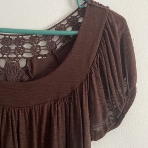 FLOWY BLOUSE WITH BEAUTIFUL DETAIL ON BACK